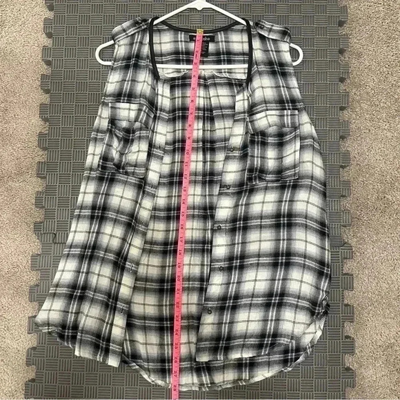 STOOSH Sleeveless Button Down Top (Colors- Black, White & Blue) - Picture 15 of 15